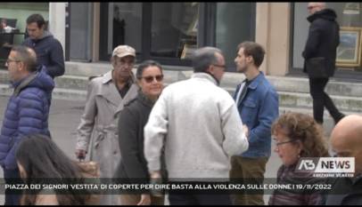VICENZA | PIAZZA DEI SIGNORI 'VESTITA' DI COPERTE PER DIRE BASTA ALLA VIOLENZA SULLE DONNE