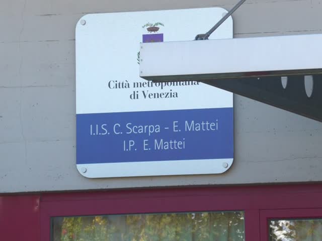 M-RMpWfg40c